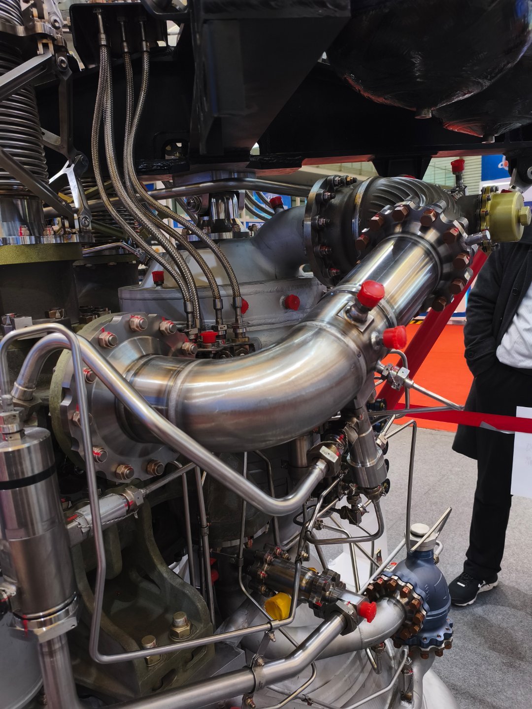 火箭发动机原来这么大
