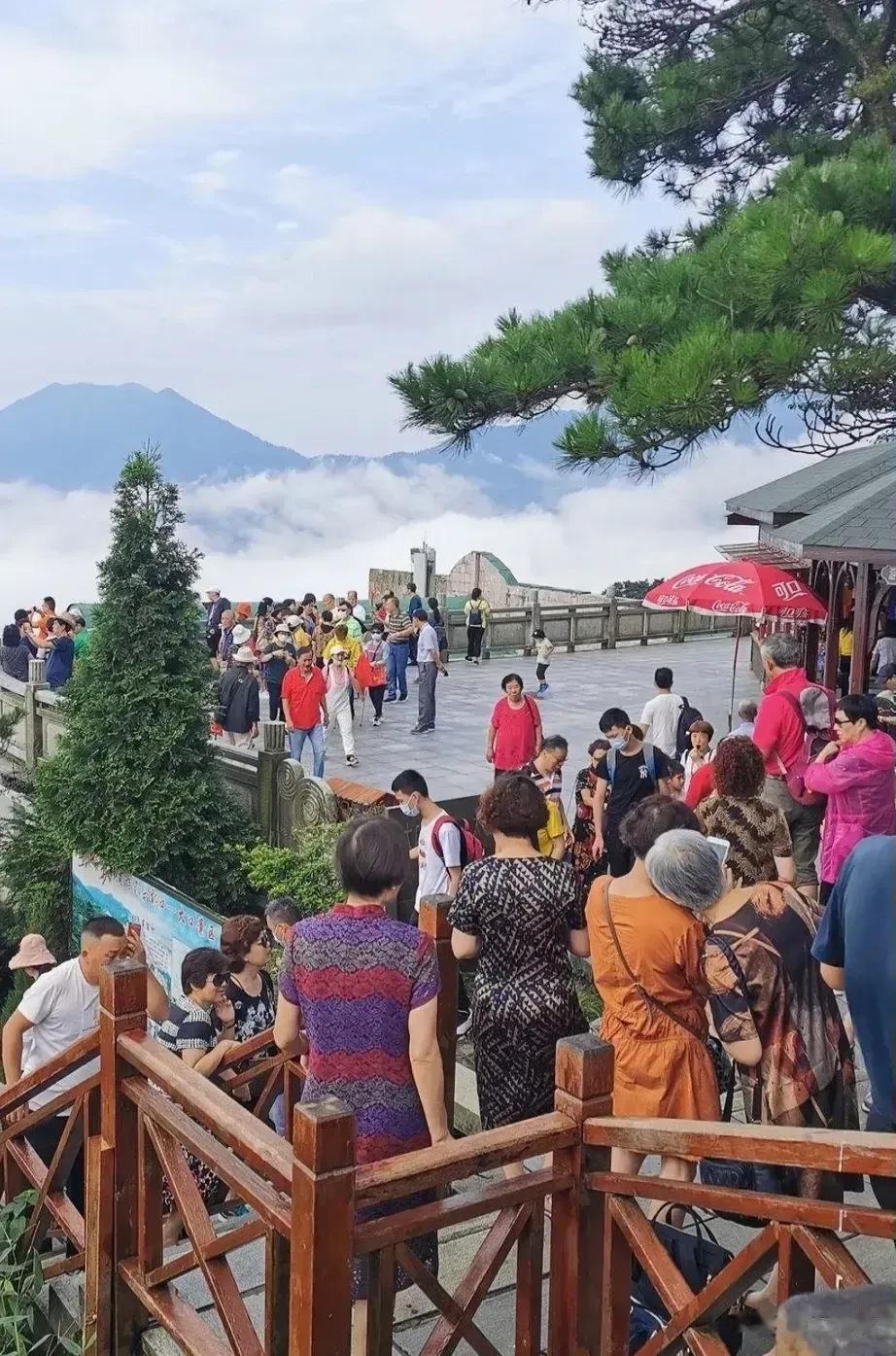 江西庐山和安徽黄山，哪个景区更胜一筹？

1.论文化底蕴，黄山有着浓厚的历史，“