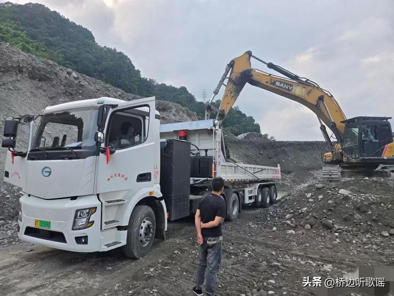 为什么大型矿山都换成电动卡车了？因为一辆90吨的卡车来回拉货，忙活一整天，最后消