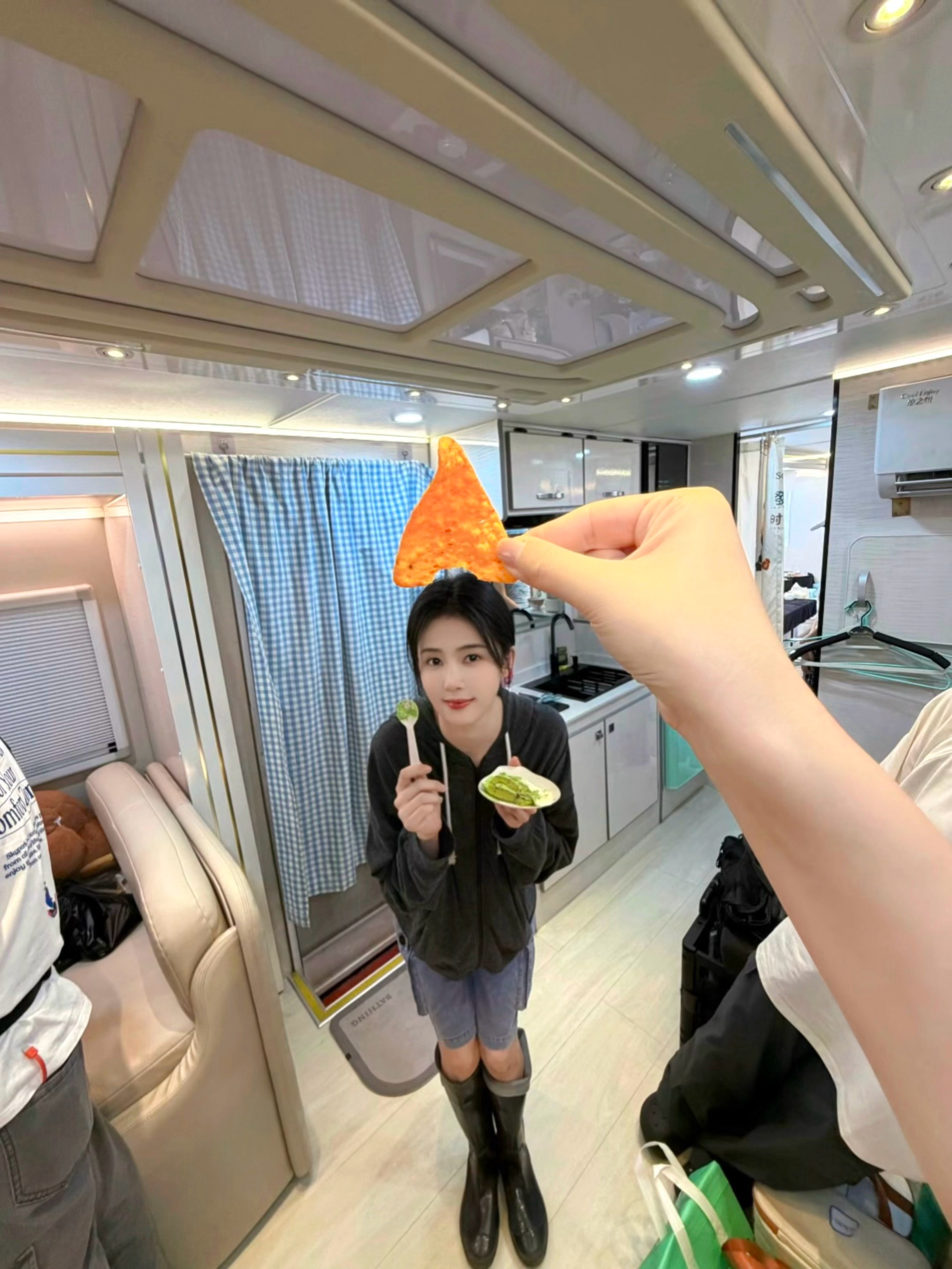 🐱:这个就是我呀 头上有两个妙脆角😋 