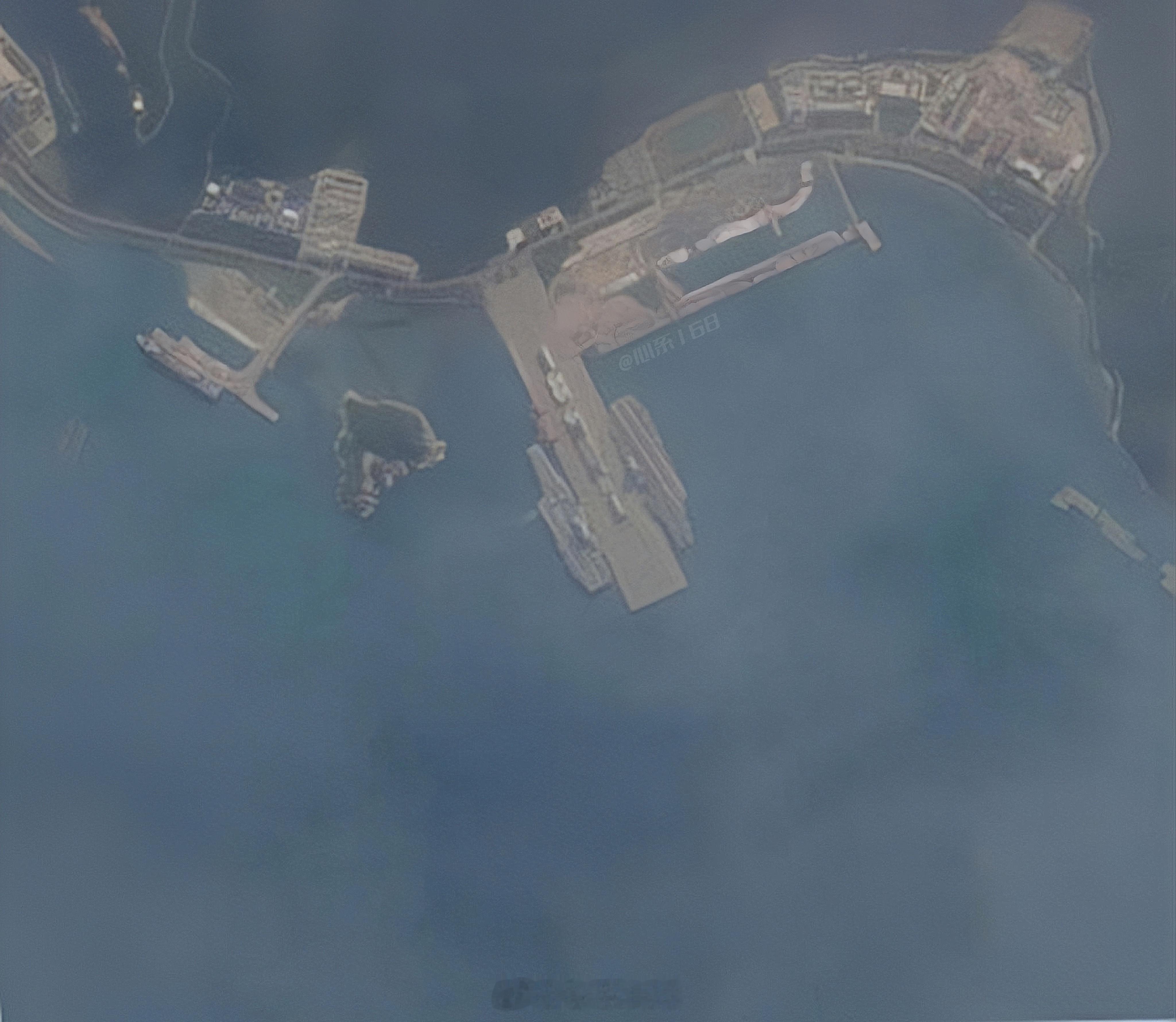 福建舰最新卫星图 [并不简单]向比10.25日的图二山东舰舰载机数量增加，位置变