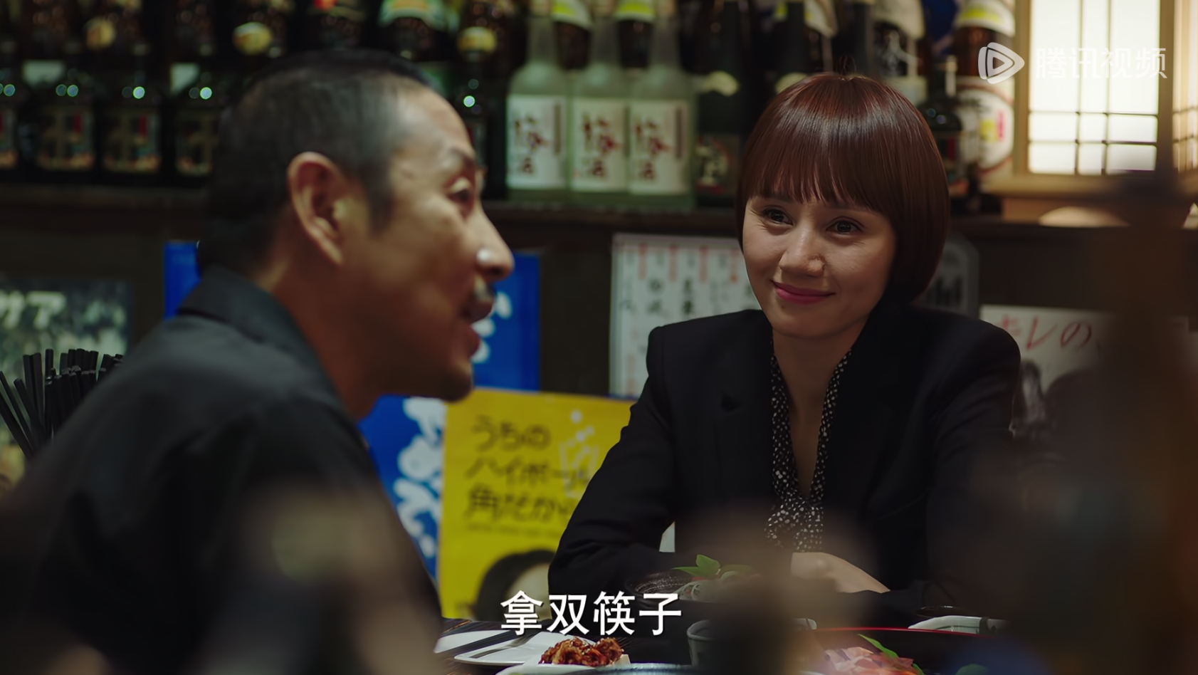 桌上不是有一盒筷子，还要人拿双筷子 ​​​