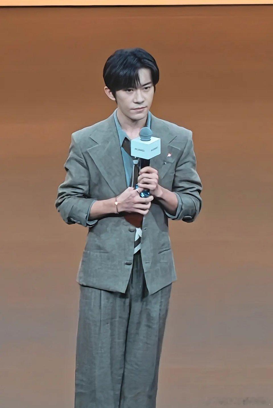 易烊千玺休息休息吧，眼睛都没神了 