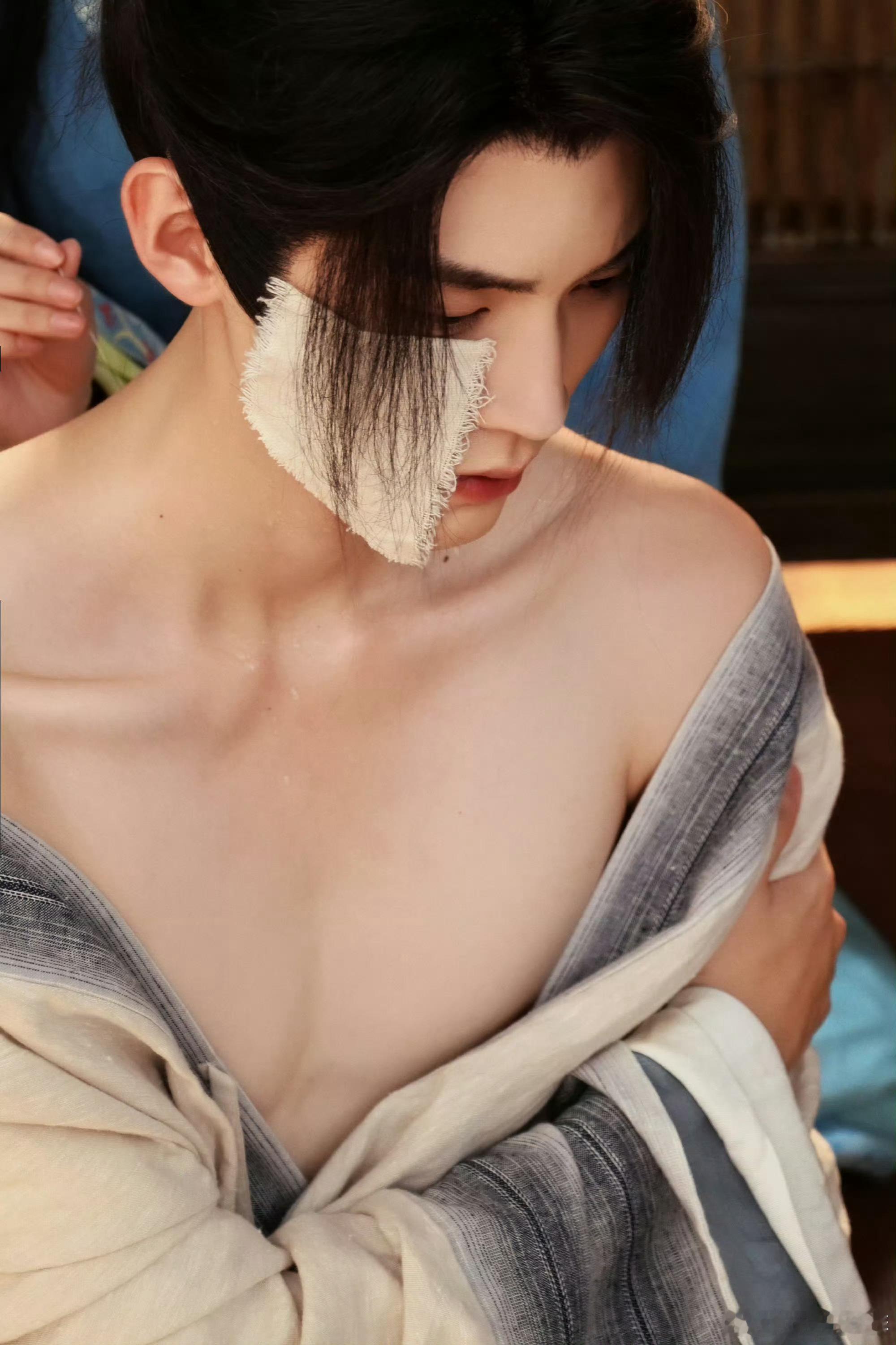 周翊然身材周翊然身材 高挑挺拔宽肩窄腰，比例优越线条干净，清瘦有薄肌，少年感与苏