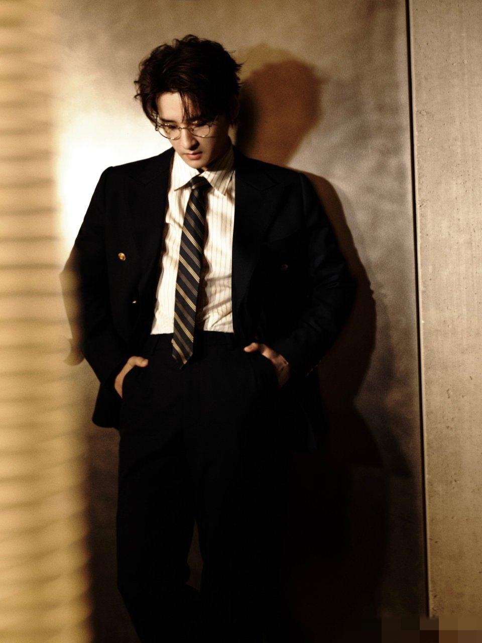 张远西装眼镜杀疯了！禁欲daddy和清爽学长切换太绝

谁被张远这身造型狙中了！