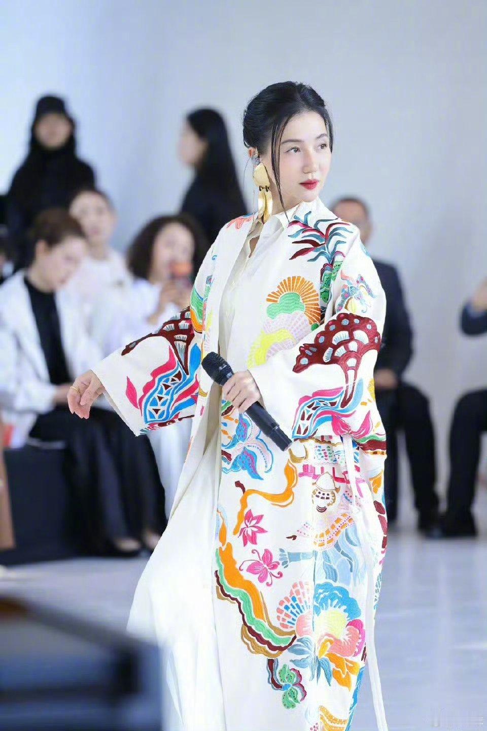 阿朵说AI永远取代不了舞台剧演员阿朵谈及AI与表演行业的观点太通透了，舞台之上，