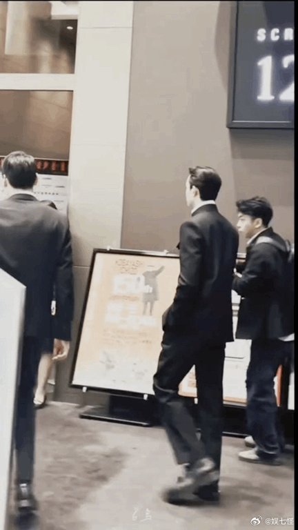 #吴磊走哪都是T台#想和老公手拉手一起走，牵着我走～～～ ​​​