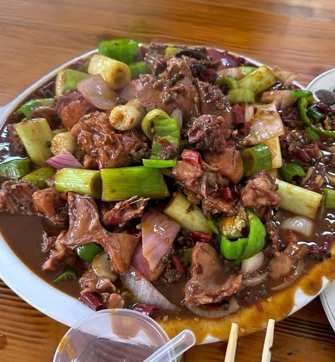 尉氏这家麻辣兔肉店，据说是当地最早的一家老店，
他家的生意回头客多，开封包括周边
