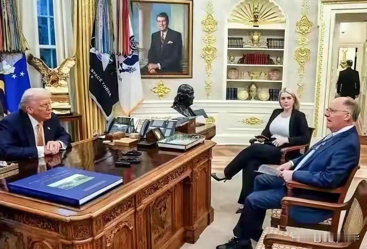 喧宾夺主的架势，白宫女发言人莱维特的坐姿甚是威严，本是特朗普在听取属下的工作汇报