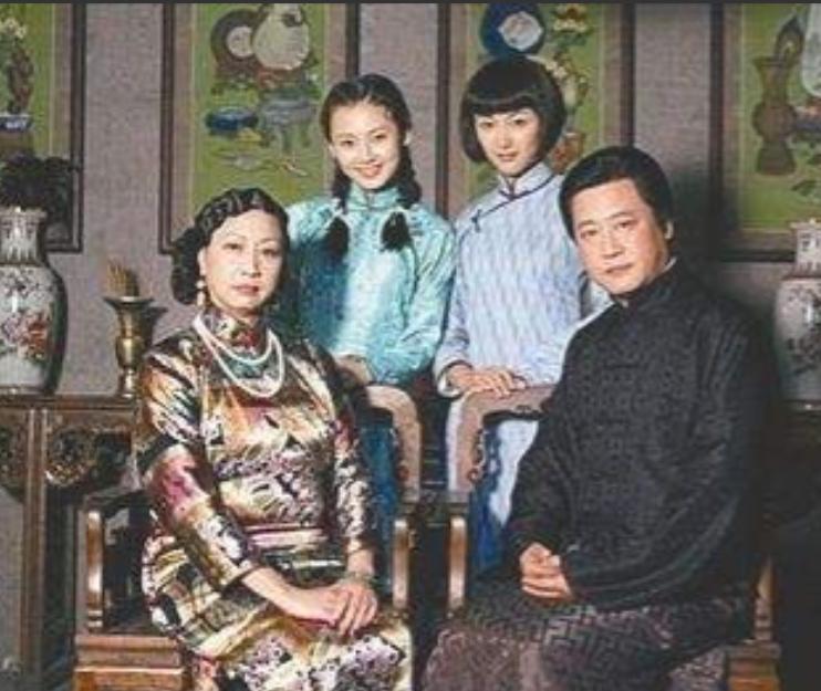 1904 年，通房丫头李氏，站着侍奉丈夫与正妻长达 33 年。这日，她正在盛饭。
