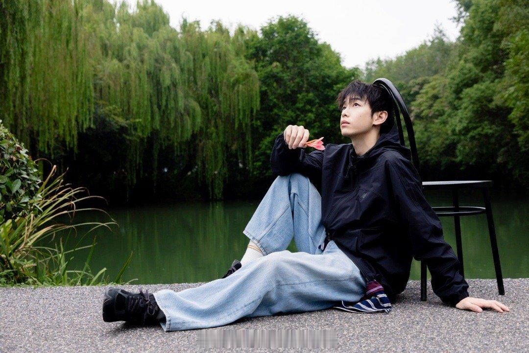 彭昱畅生日封面是在蘑菇屋拍的 谁没被彭昱畅蘑菇屋生日封面戳中！地点是《向往的生活