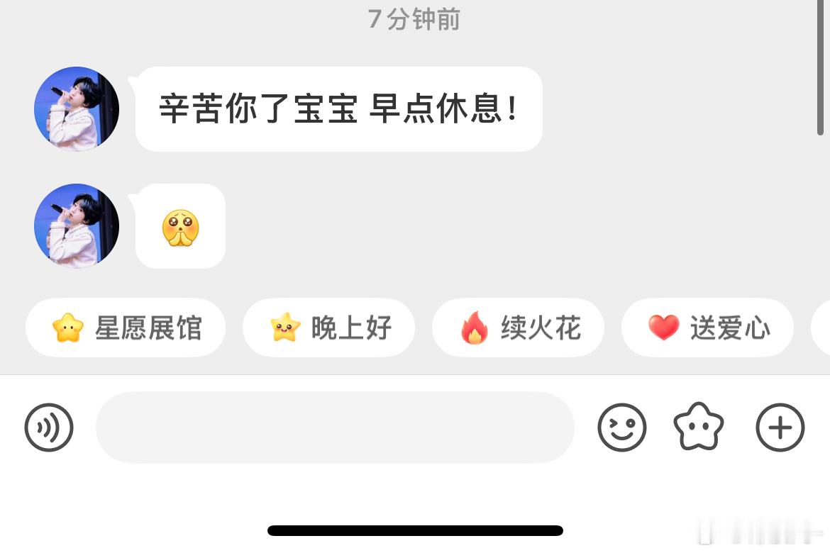 心头微暖。 