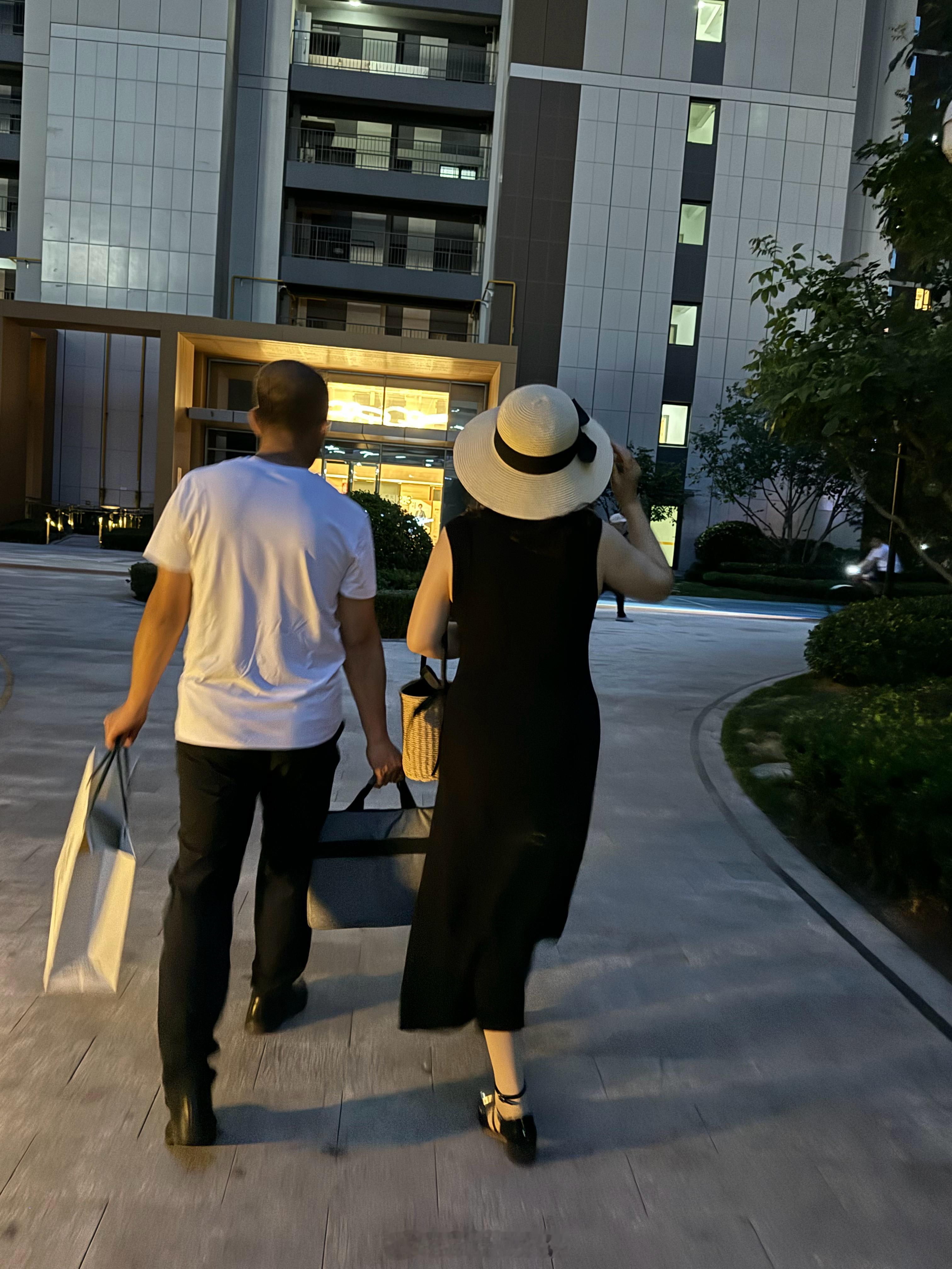 1️⃣小区里抓拍的爸妈 爸爸就像“搬运工”有爸爸在我和妈妈永远什么东西都不用拿哈