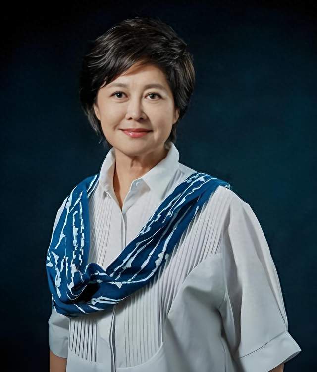 敬一丹与刘纯燕对比：晚年过得好不好，藏在家庭教育里