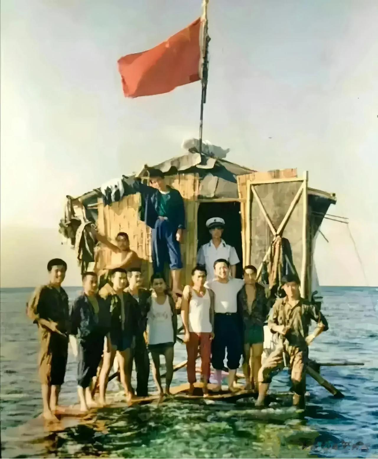 1988年，南沙。祖国南沙群岛东门礁，守礁官兵生活和站岗的高脚屋。当时东门礁还是