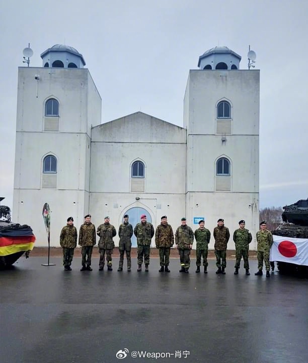 #兵器影像[超话]# 日本自卫官：这辆坦克可以拆散用潜艇运去日本吗？德国军官：现