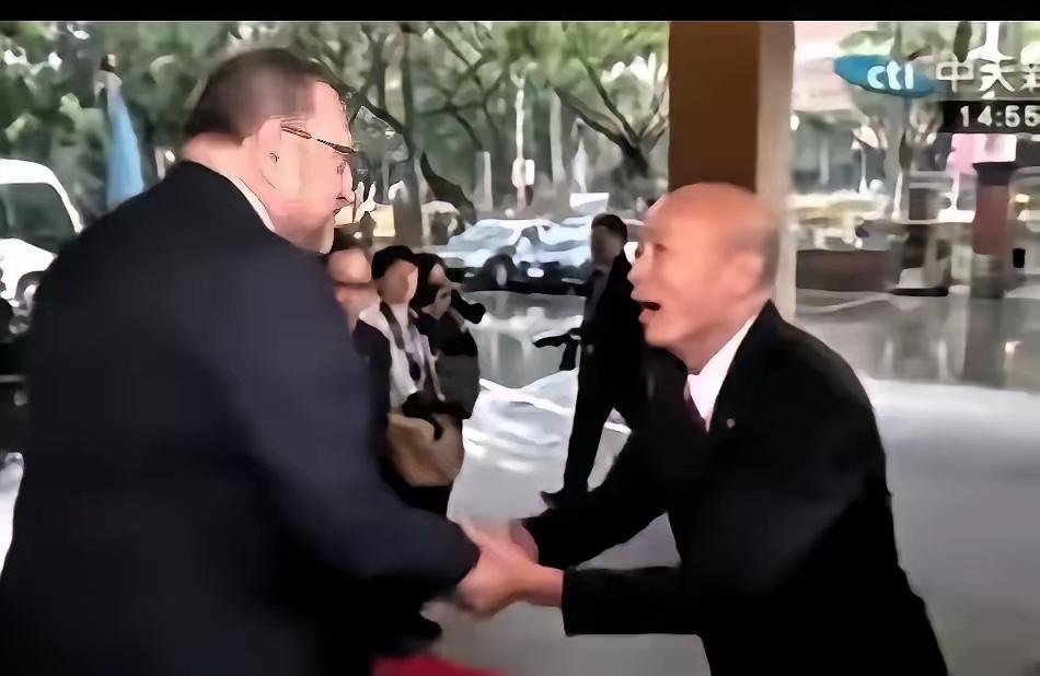 沈富雄说台湾的政治人物在台湾没脑子，出国断了脊梁。

别人赴美返台，恨不得把“硬