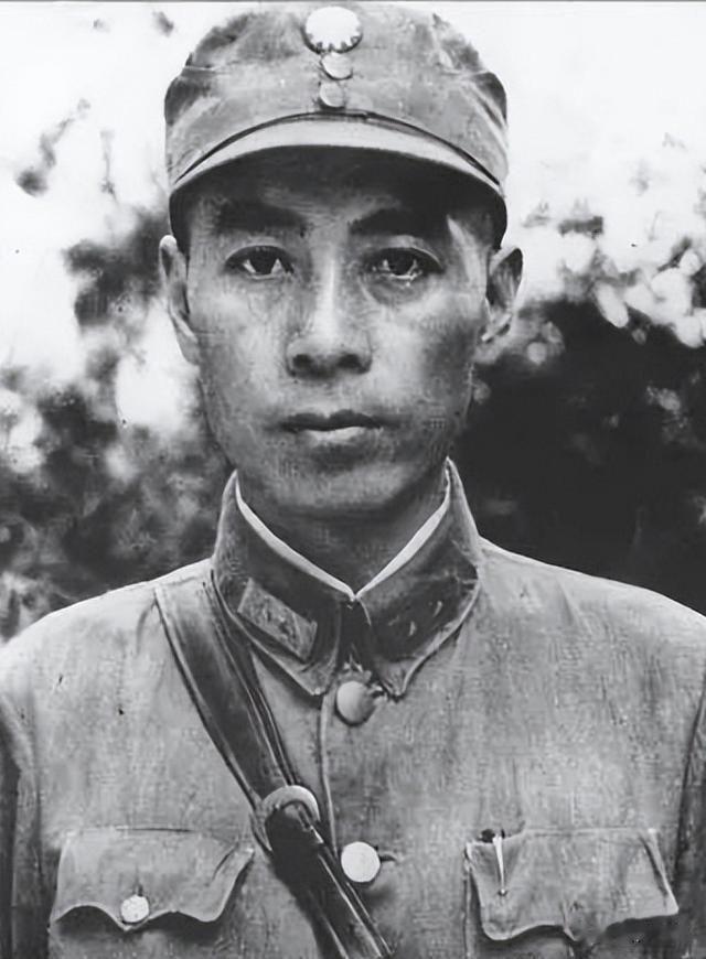 全面抗战爆发伊始，蒋介石在上海与日军死打硬拼，三个月死伤几十万，几乎把全国的精锐