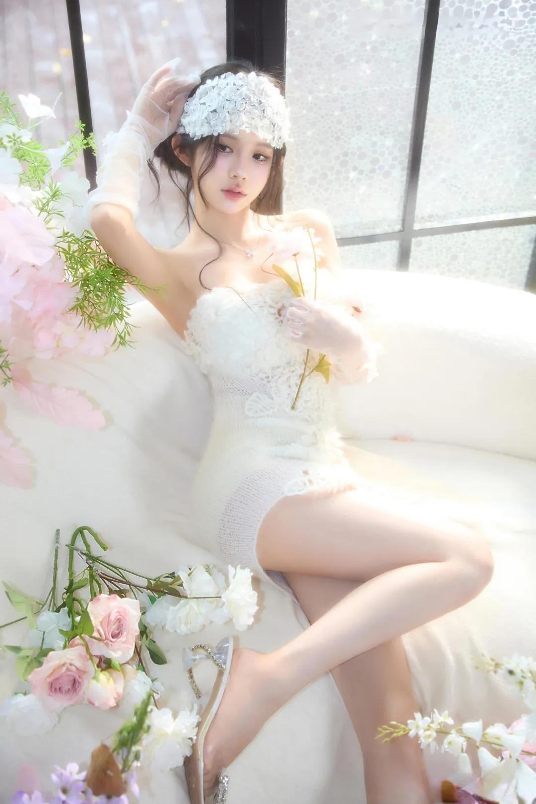 梦幻婚纱写真，花海中的优雅新娘