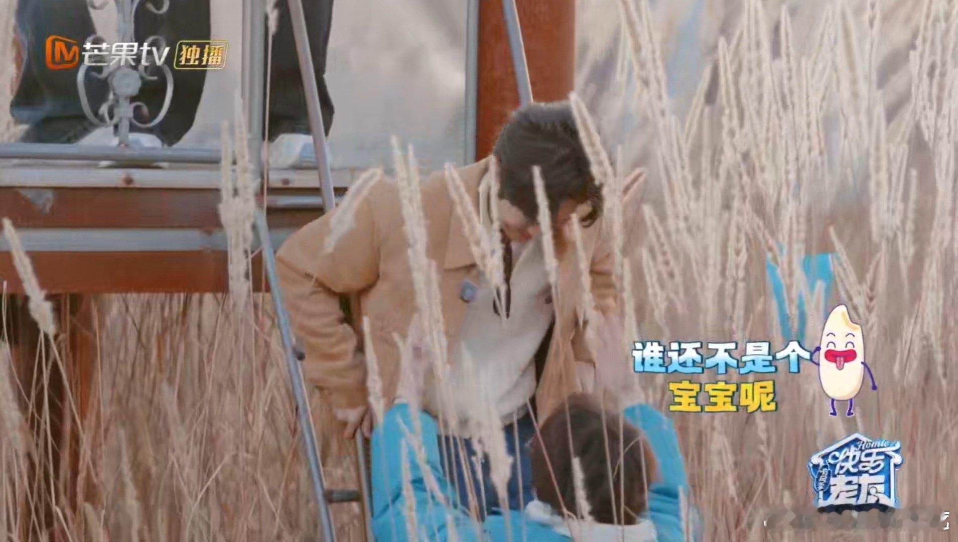 陈楚生 王栎鑫我也要抱抱  笑喷！陈里里小朋友超萌，糊糊接娃的温馨时刻，生哥突然