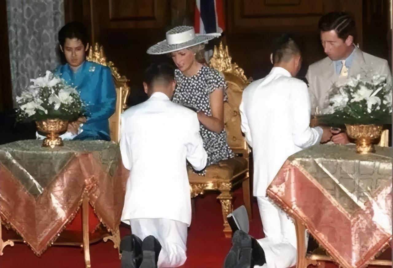 诗琳通公主和戴安娜查尔斯同框，诗琳通公主一脸的淡定，戴安娜一脸的开心。性格决定命