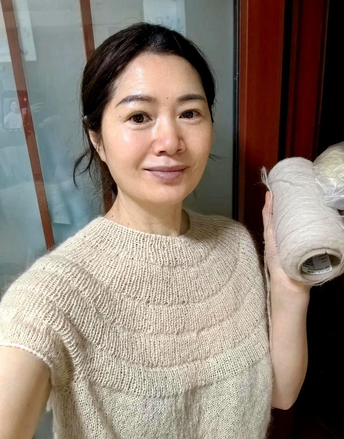 早高峰的地铁车厢里一位上班族掏出针线开摆,邻座女生当场追问“链接给我”,这条来自