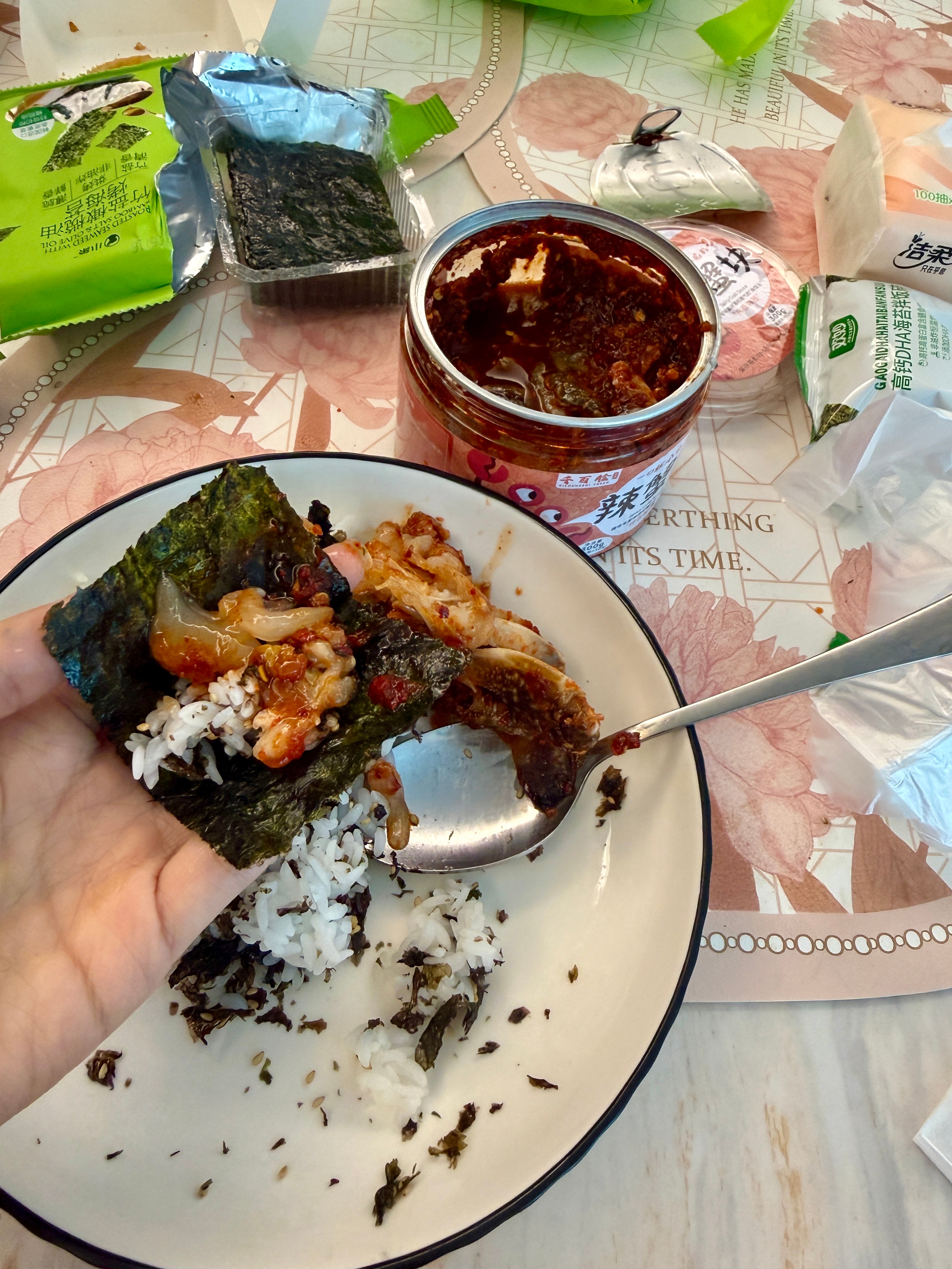 网上买的韩式酱辣蟹到了以后，立马在小象超市买了一份米饭，然后买了海苔。碎海苔拌着