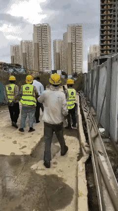 不要仗势欺人！不要以为老实人好欺负……近日网传一视频，在某工地，一白衣男人在一帮