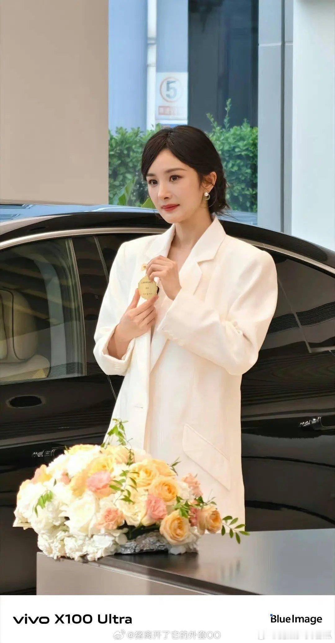 感觉杨幂这个年纪有这个状态已经很好了呀，本来镜头就是十分的苛刻，手机拍出来的感觉