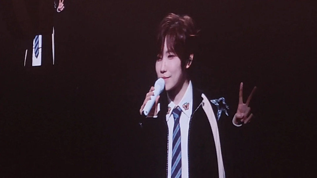 相信徐良谈过50次恋爱了徐良老来俏 徐良演唱会大屏随便一拍都是神图。不是修图师的