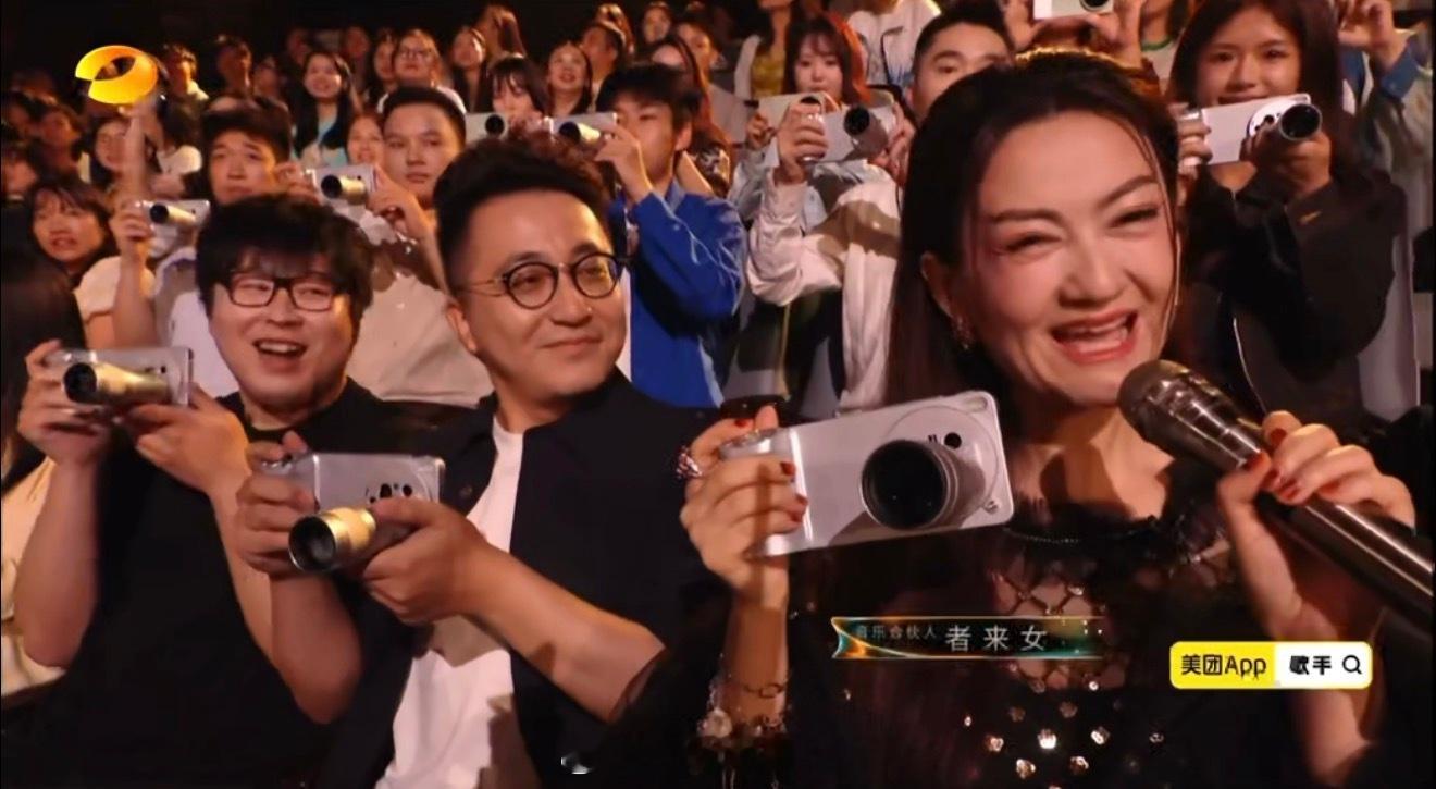 天…昨晚都没看歌手结果今天刷到了者来女拿着vivo X 300 Ultra念广告