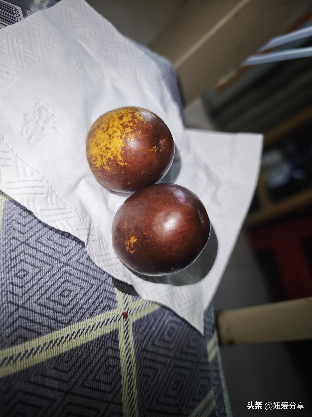 刚认识的舍友刚才拿给我两个大红枣，我说了声谢谢，心里暖暖的，于是拿起一个准备往嘴