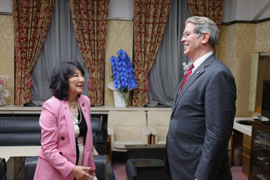 美国财政部长贝森特今天（10月29日）发文说：“我离开日本之际，有一点已十分明确