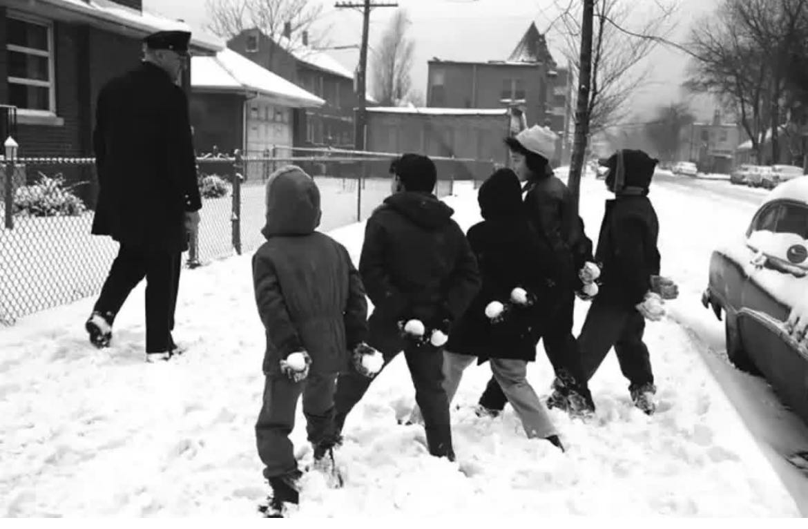 【来自投稿】芝加哥 五个男孩正准备用雪球袭击一名路过的警察 1959年 