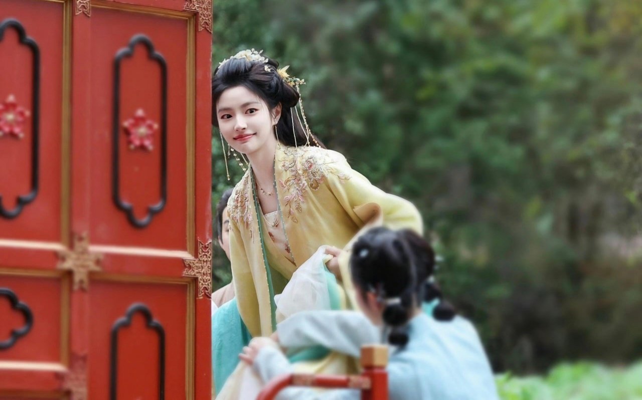 徐若晗的古装好灵 路人直接转粉！路透里，徐若晗的古装妆造将角色气质完美诠释，眼神