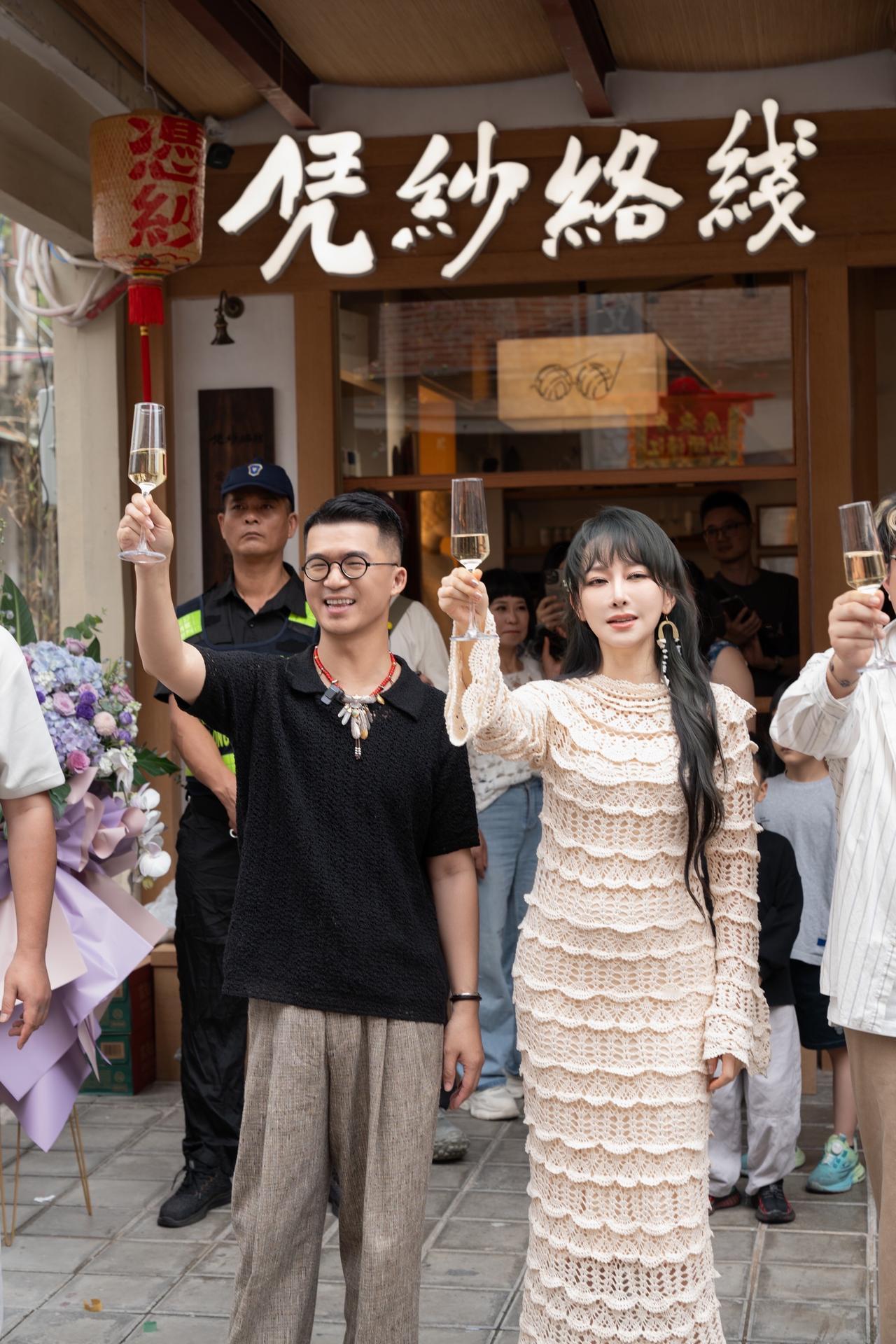 欢迎大家来汕头打卡！
PS感谢萨老师团队的专业与配合！
感谢各方支持萨顶顶汕头 