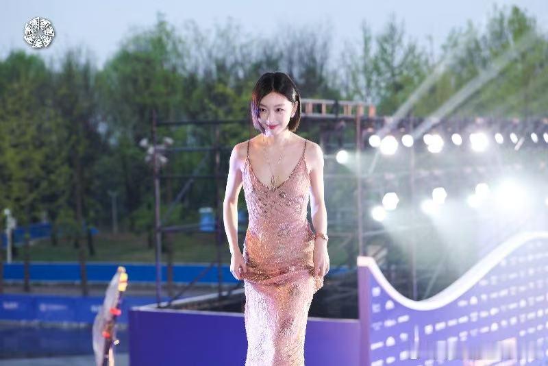 周冬雨粉裙短发 今晚北影节开幕式，她作为全球推广人亮相，穿得很有分寸感。不过分隆