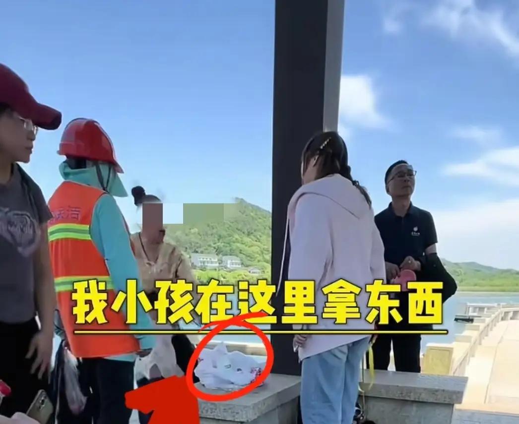人该不该给狗道歉？嘉兴女子逼着别人跟她的狗道歉，还说狗比人金贵，不道歉还要踢回去