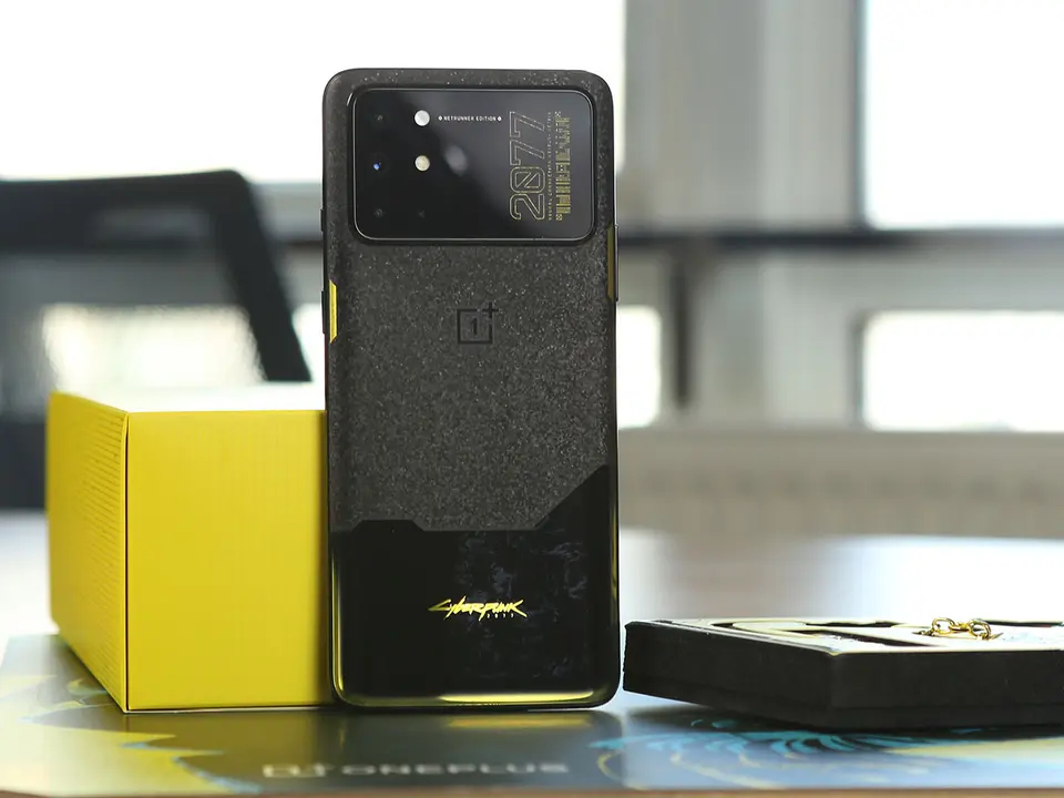 今年流行的后置相机横向大矩阵模组，都在说谁模仿谁。那五年前的一加8T赛博朋克是不