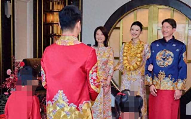22只金镯挂满身！奚梦瑶7年才等来家族认可