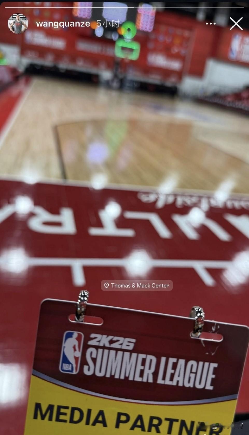 近日，中国球员王泉泽现身NBA夏季联赛，并在社交媒体上晒出自己的媒体证，不知道是
