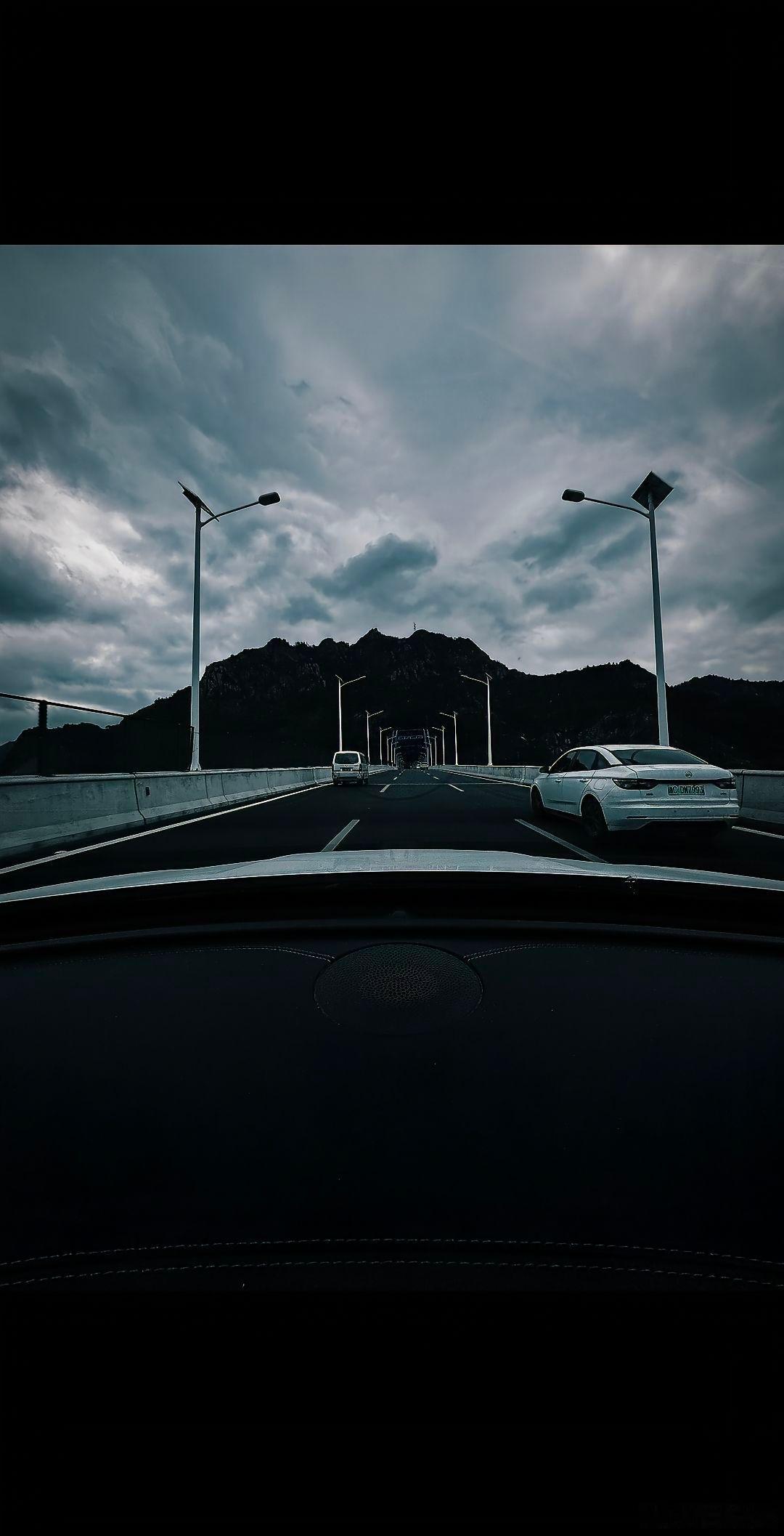 “关于你，我只有9个字，很喜欢，很短暂，很遗憾。万幸得以相识，又遗憾，止于相识。