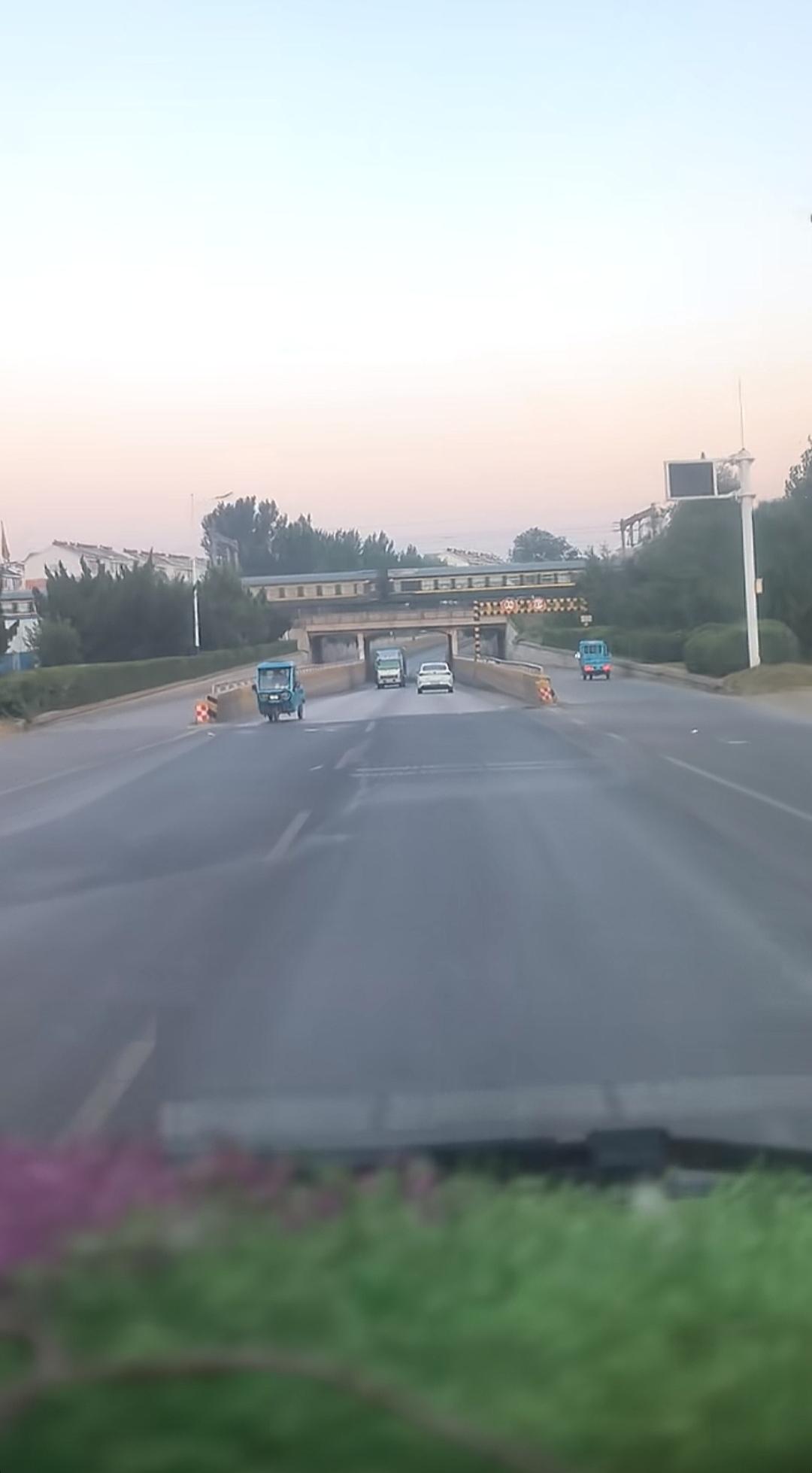 夕阳下的城市街道，车流如织，静谧而美好。这个立交桥还知道是哪里吗？山东鲁西南兖州