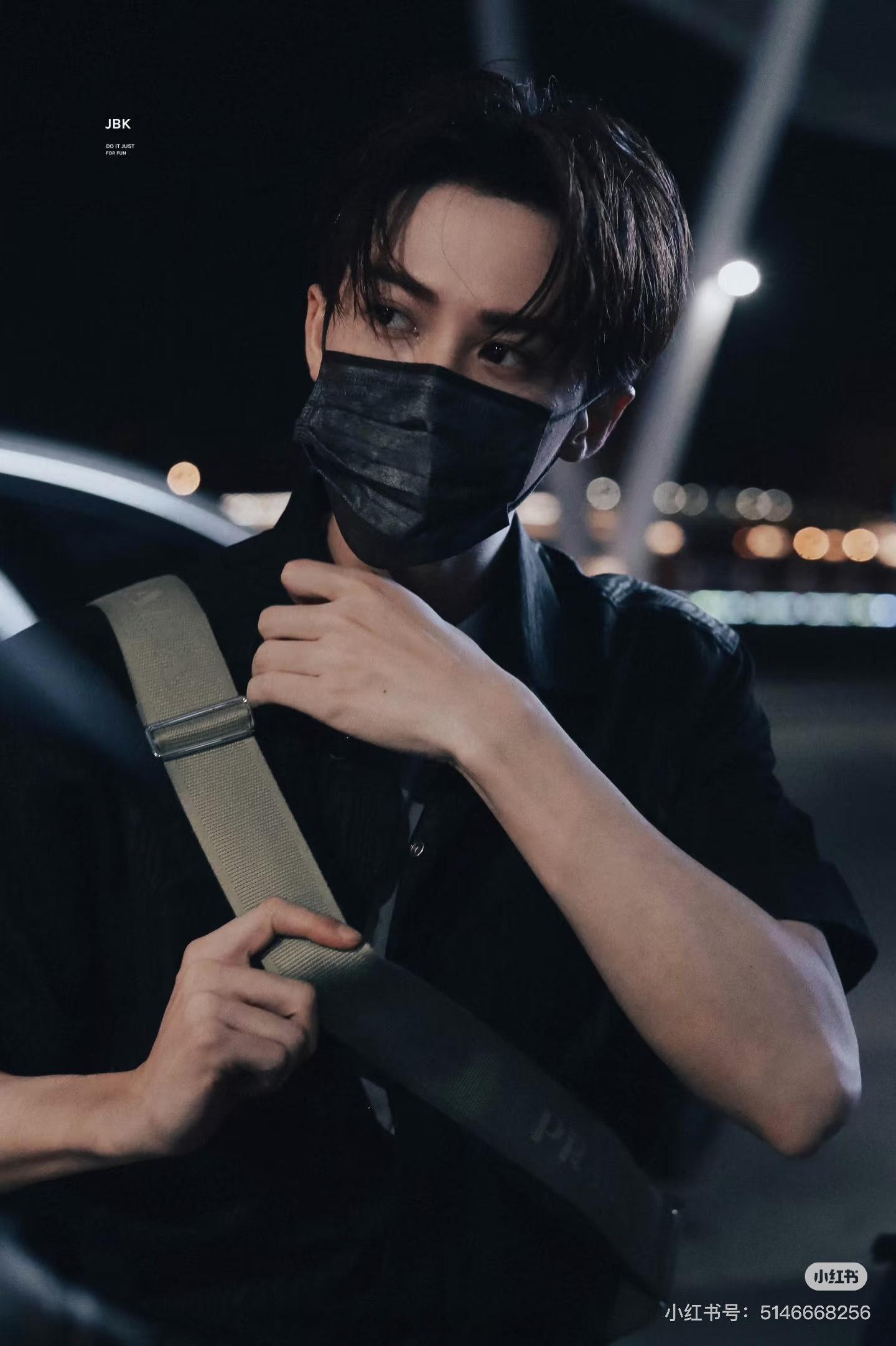 金白开昨天🍠发的檀健次机场一组神图 