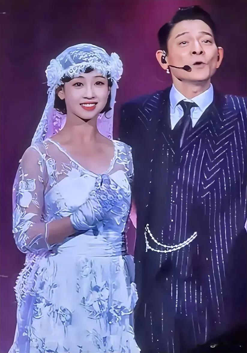 刘德华年过六旬依然意气风发，精力充沛，24小时开演唱会三场，得到了全体观众热烈的