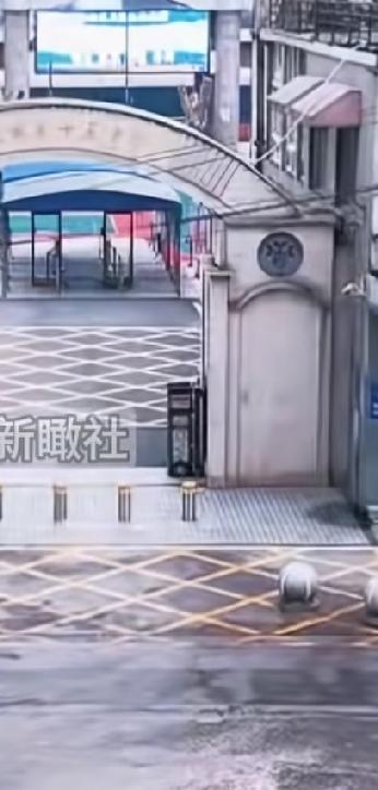 **十月十日：世象百态，何以为常？**
十月初十，平常日子，却也不寻常。贵州一医