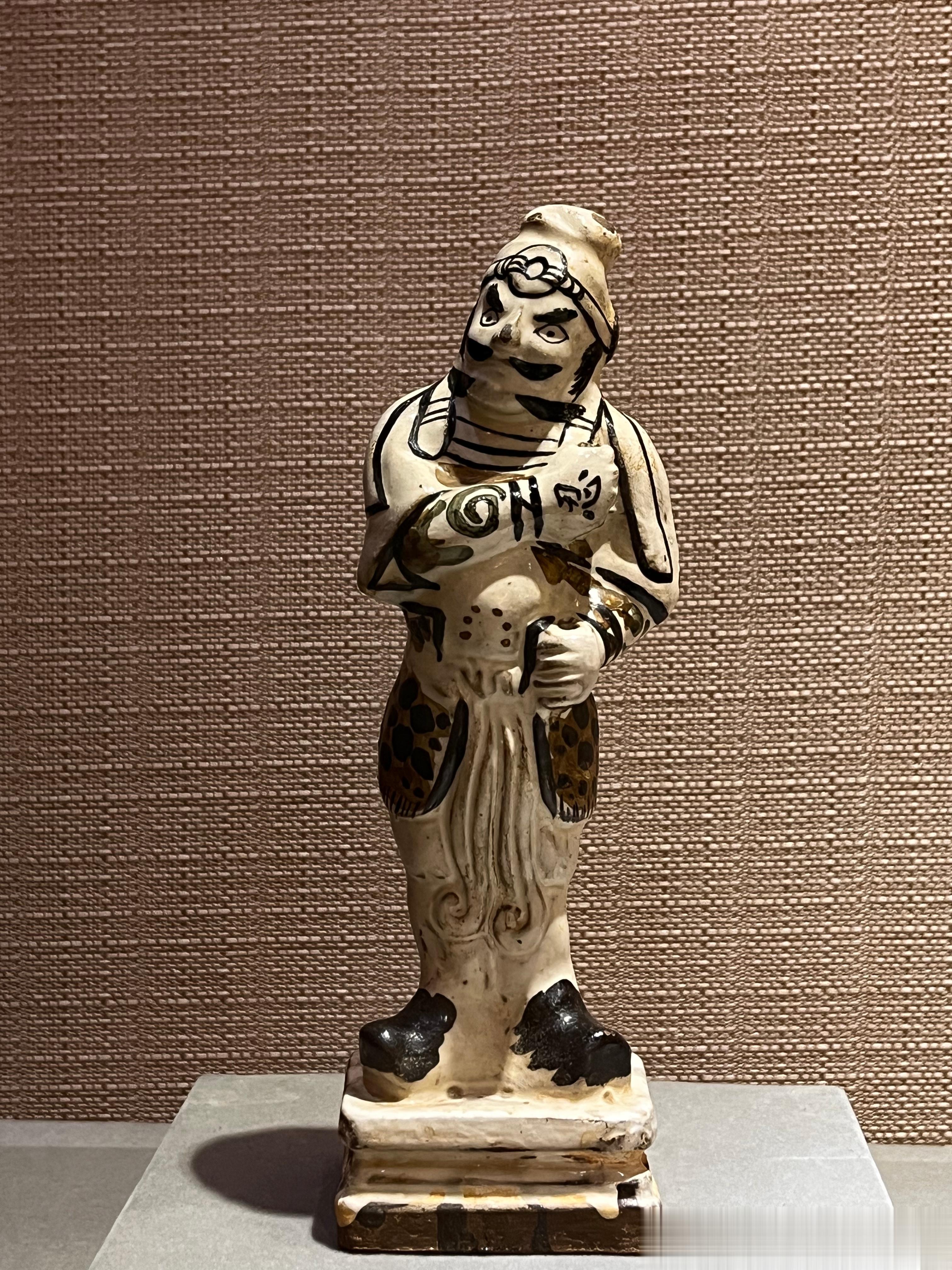 #小猿的早安#虽然俺是武士，但俺还是要学会忍！图|白釉黑彩武士 元 磁州窑观察猿