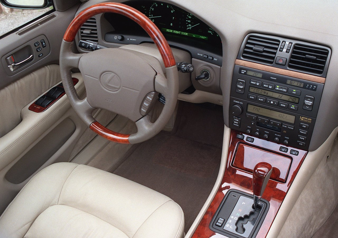 雷克萨斯ls  1998 LS400是第二代LS中期大改款，前置后驱四门豪华轿车