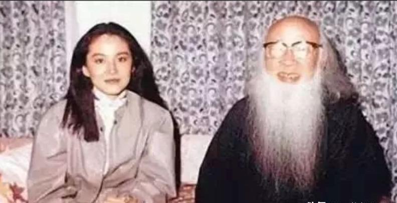 1983年，导演徐克为求张大千墨宝，亲自登门拜访。可是，张大千已经84岁，早已封