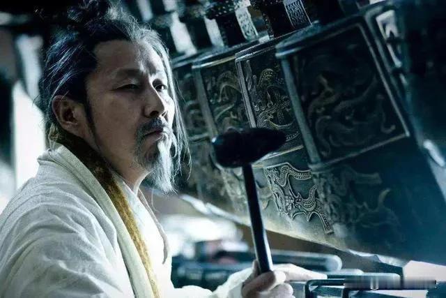 刘邦的父亲刘太公在后宫唉声叹气，被刘邦发现。刘邦连忙问他：“太上皇啊，您在这里锦